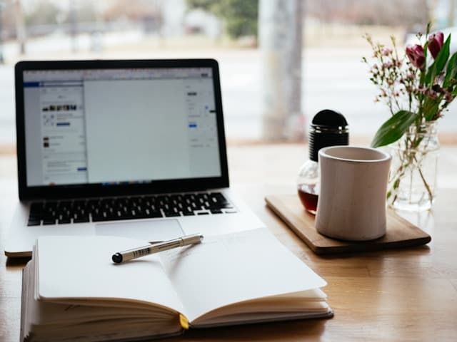 Profesional con signos de cansancio en un entorno laboral